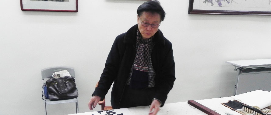 著名书法家王浚山在万联数字艺术馆宜昌艺术基地--三峡文玩城现场作画